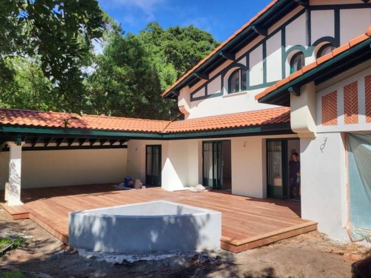 Pose d'une terrasse en bois exotique sur une maison d'habitation à Seignosse dans les Landes