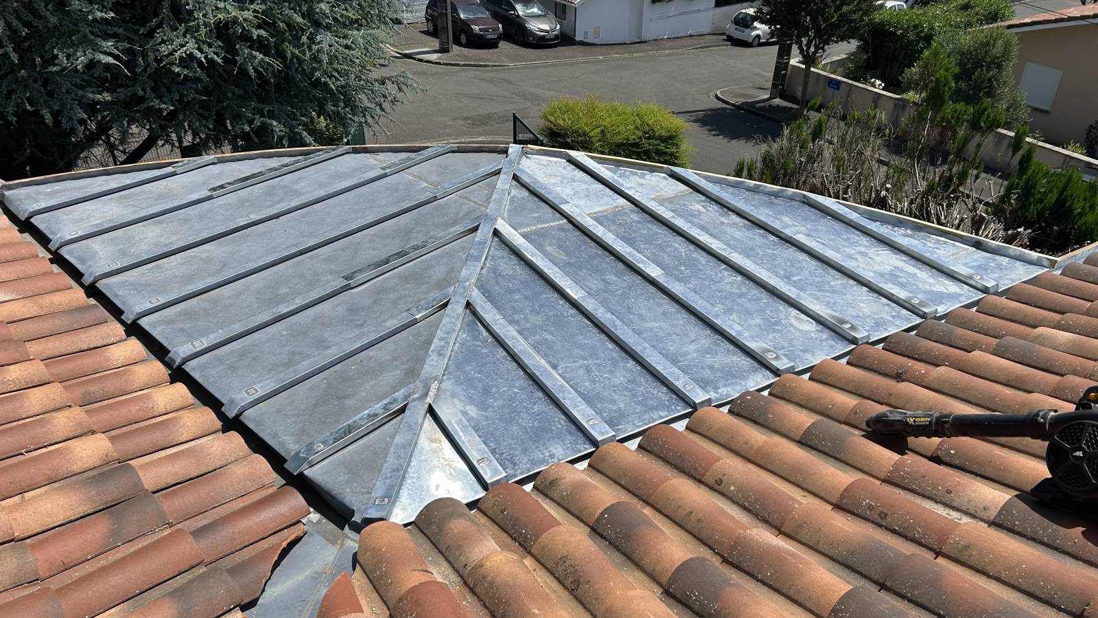 Restauration de chenaux et d’une toiture en zinc à tasseaux sur une maison d’habitation à Saint-Paul-les-Dax