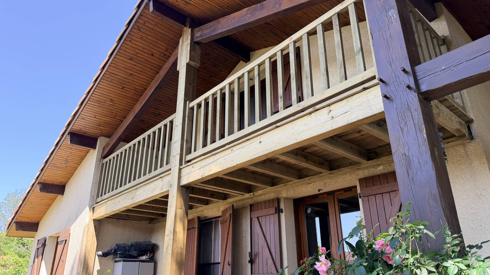 Rénovation d’une charpente et d’un balcon en bois sur une maison néolandaise à Saint-Paul-les-Dax dans les Landes