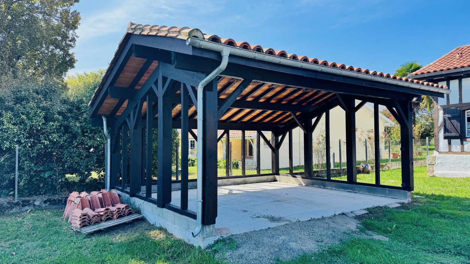 Conception et réalisation d'un carport sur mesure en charpente traditionnelle