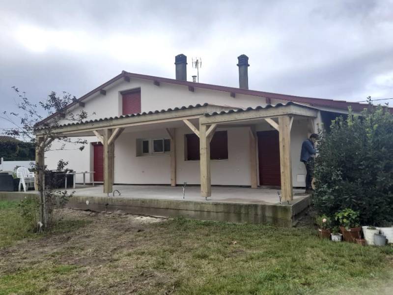 Charme et authenticité pour cette extension de maison grâce à une conception en charpente traditionnelle avec une belle vue sur le Lac à SAINT PAUL LES DAX