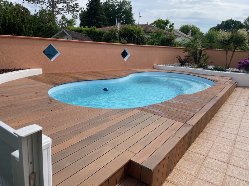 Rénovation d’une terrasse composite pour profiter du coin piscine à Narrosse dans les Landes
