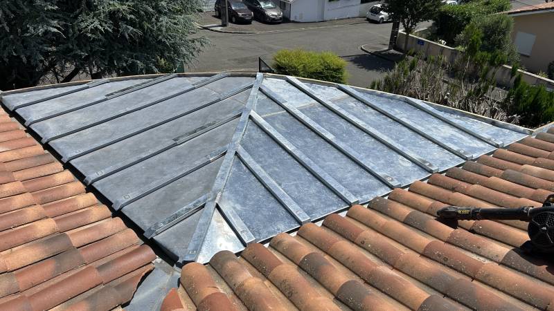 Restauration de chenaux et d’une toiture en zinc à tasseaux sur une maison d’habitation à Saint-Paul-les-Dax