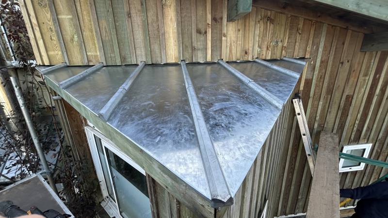 Réfection, dans les règles de l’art, d’une toiture en zinc et du bardage d’une maison d’architecte à Angresse (40150)